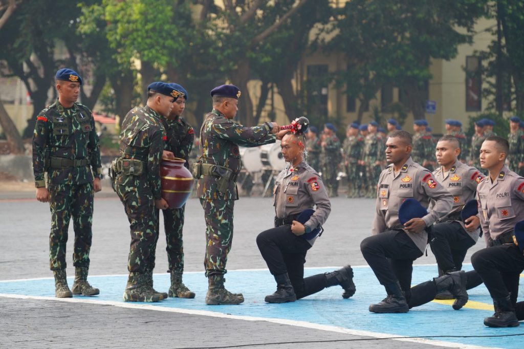 Tradisi Penyiraman Air Bunga oleh Inspektur Acara, prosesi ini melambangkan penyucian diri dan pembaruan semangat juang para perwira baru