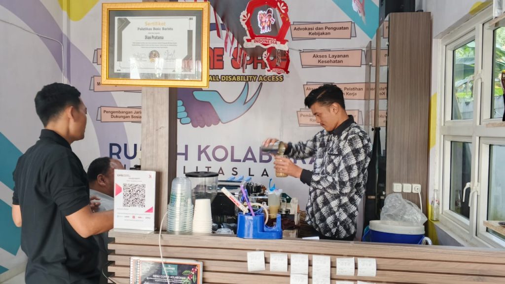 Barista Dian Pratama sedang meracik kopi pesanan pelanggan di Coffee Kolaborasi